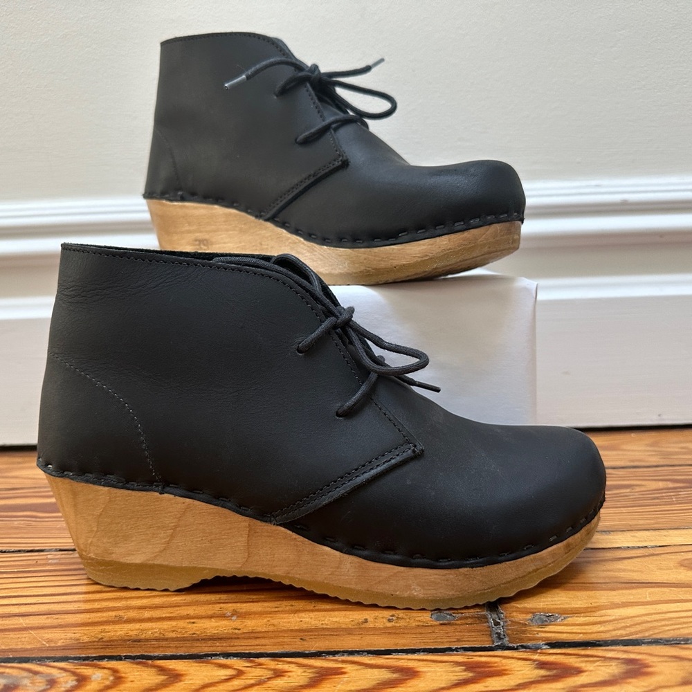 No. 6 low, lace-up clog boots, size 39